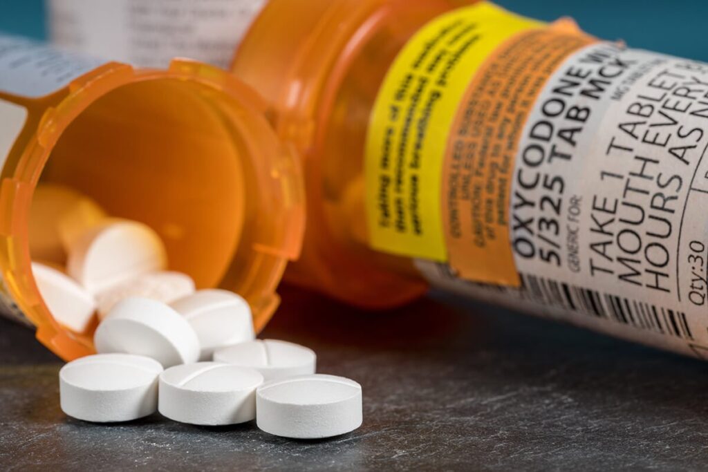 difference between opioids and opiates