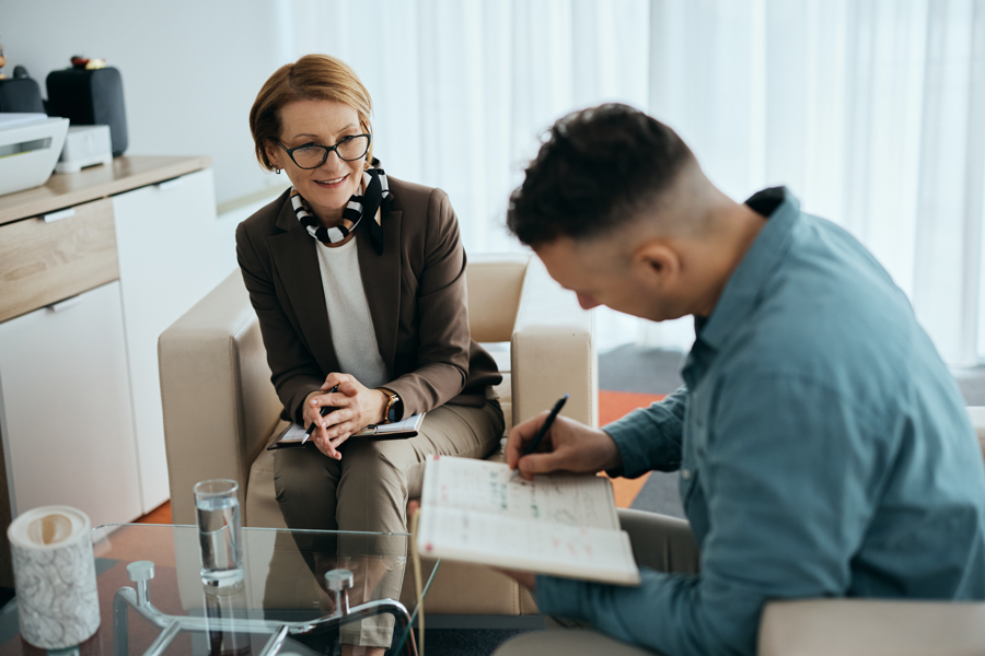 therapist helping patient with recovery goals