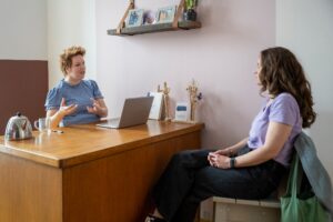 woman speaking with therapist about addiction in colorado