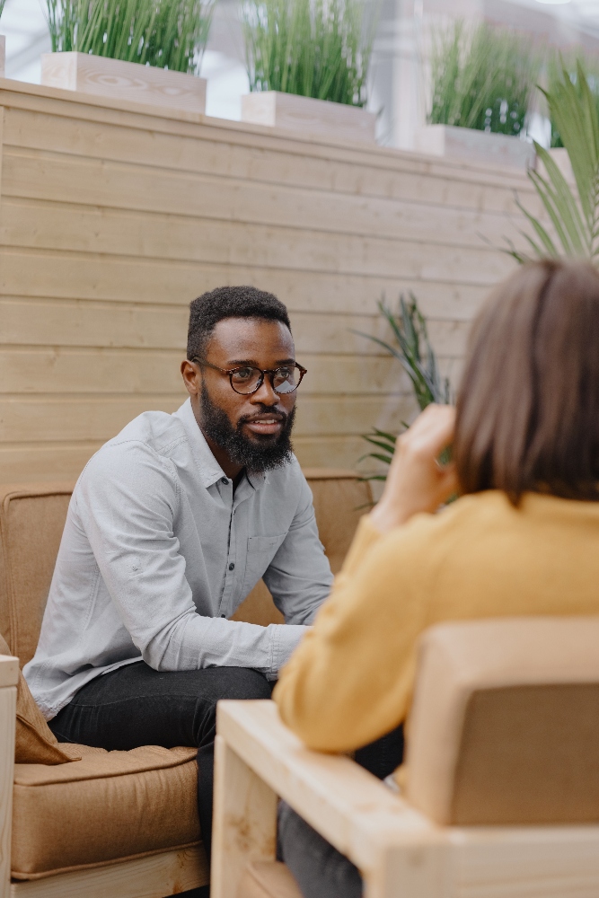 therapist meeting with woman for emdr